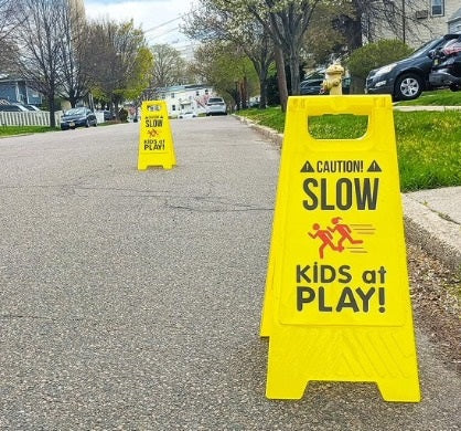 2PK CAUTION -SLOW -KIDS AT PLAY PLASTIC SIGNS